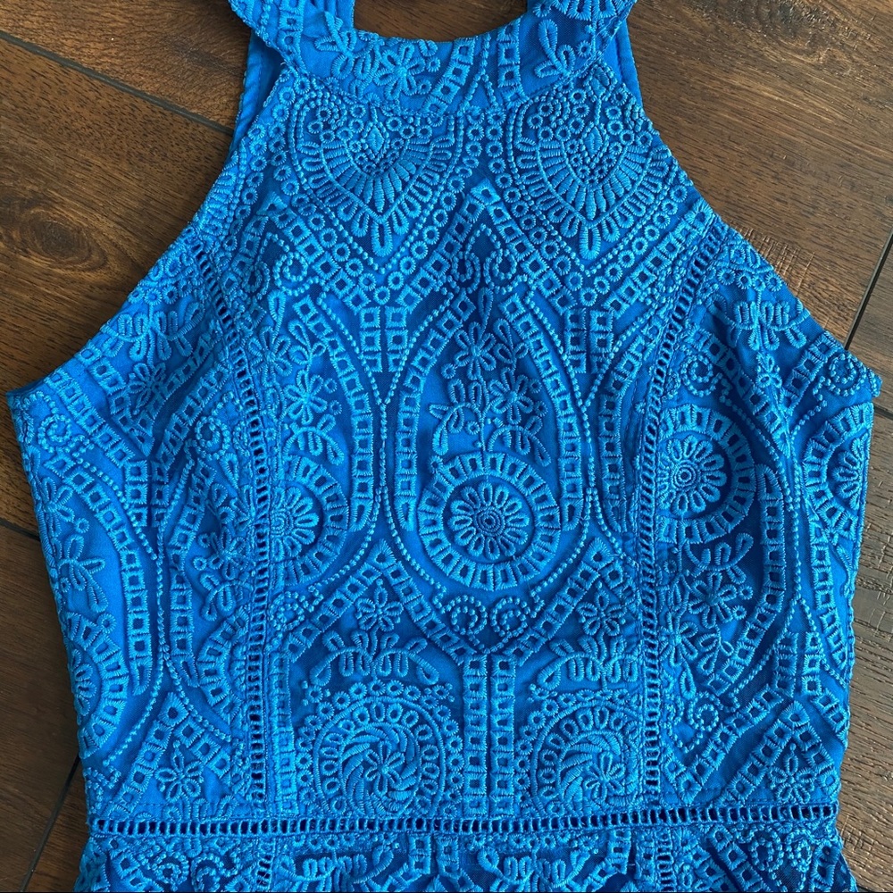 Flattering halter neck and keyhole back blue dress - Picture 2 of 7